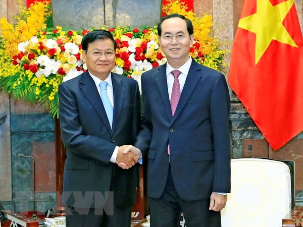 President Tran Dai Quang meets with Lao PM Thongloun Sisoulith