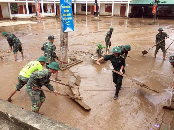 Nghe An border troops help locals overcome flood consequences