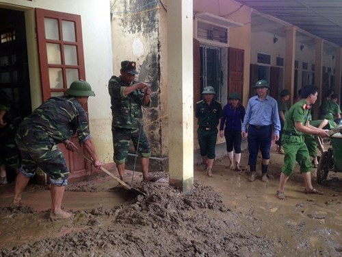 Nghe An border troops help locals overcome flood consequences