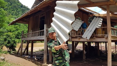 Nghe An border troops help locals overcome flood consequences