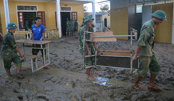 Troops help local people overcome flood consequences