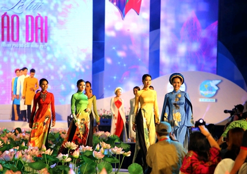 Beauty and value of Vietnamese traditional long dress affirmed Beauty and value of Vietnamese traditional long dress affirmed