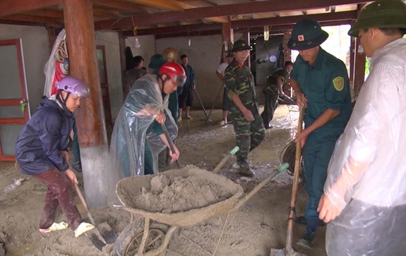 Troops help people surmount flood consequences