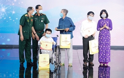 Photo exhibition on supporting AO dioxin victims