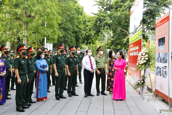 Photo exhibition highlights Ho Chi Minh Mausoleum