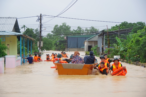Disaster Stranded People Troops help people overcome disaster fallout