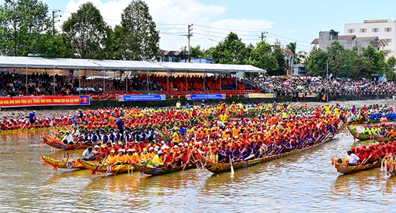 Ngo boat race – traditional sport in Mekong river region