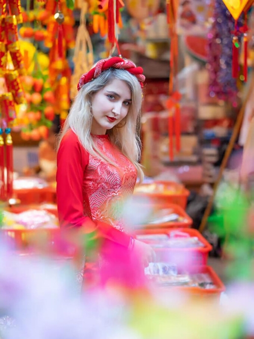 Foreigners interested in Vietnamese Ao dai
