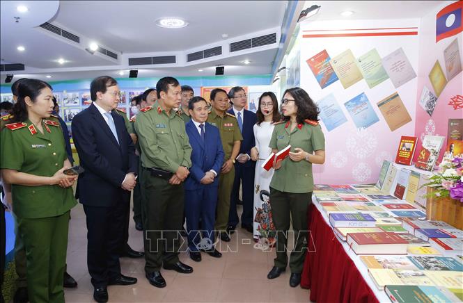 Exhibition spotlights friendship of Vietnamese, Lao public security forces