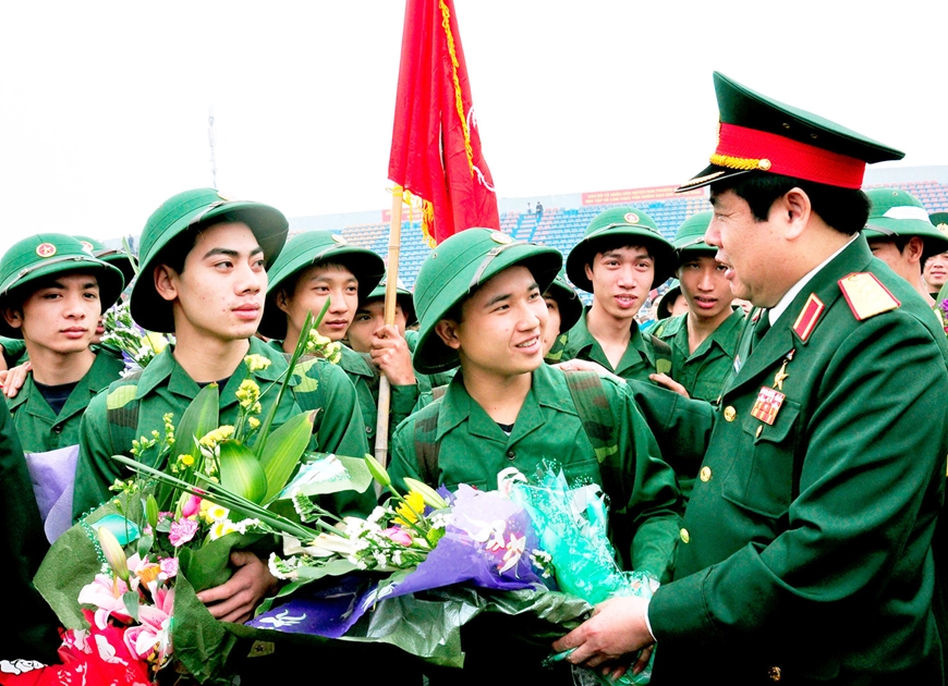 General Phung Quang Thanh's closeness via photos