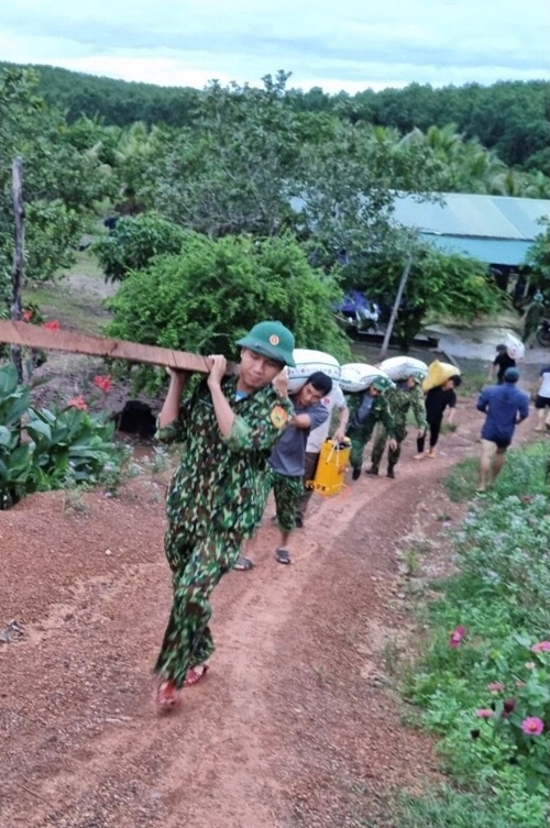 Troops help border people overcome flood consequences