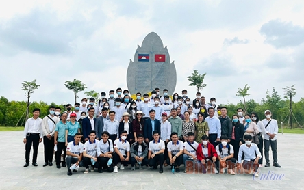Cambodian diplomats and students visits historical sites in Binh Phuoc