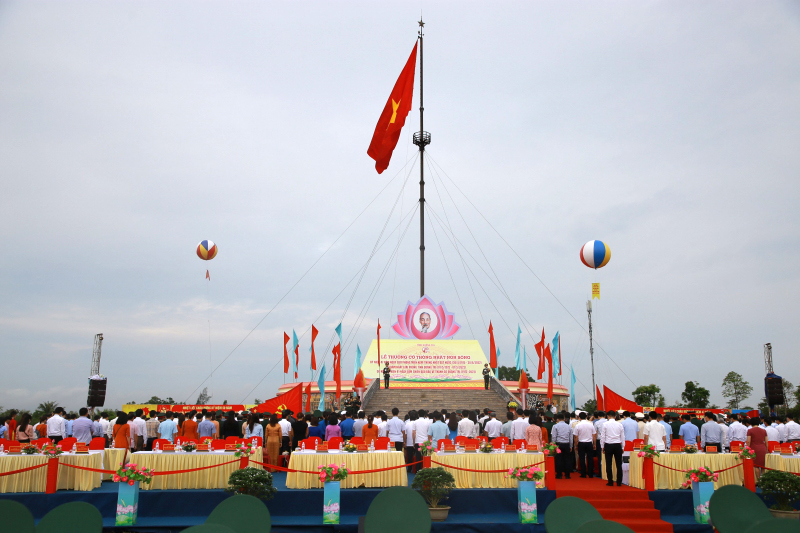 President attends Quang Tri’s flag-raising ceremony marking ...