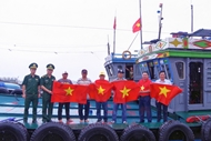 National flags presented to fishermen in Thua Thien Hue