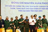 President Nguyen Xuan Phuc presents gifts to former Dien Bien soldiers