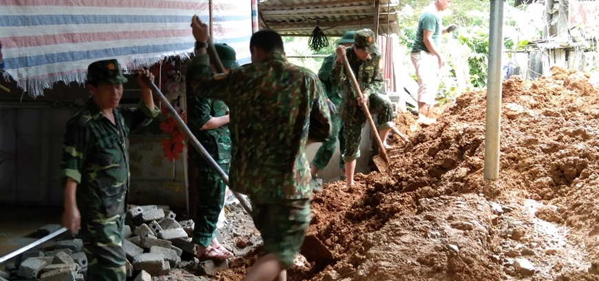 Border guards help people overcome flood consequences