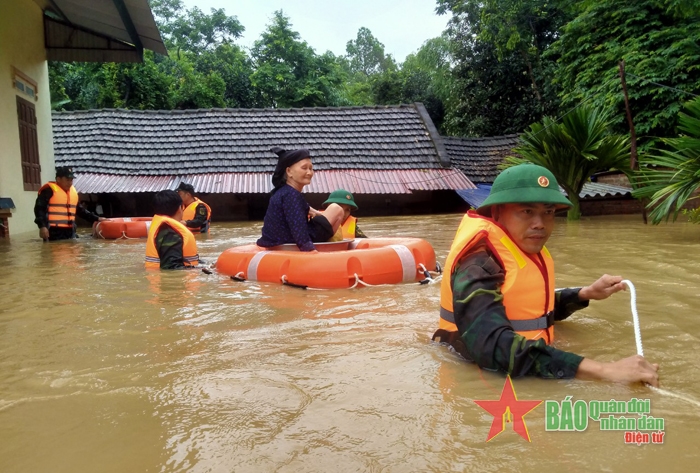 Vinh Phuc troops help local people surmount flood consequences