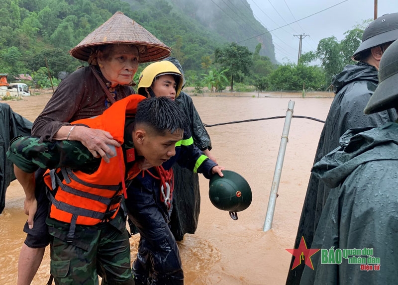 Troops help local people overcome flood consequences