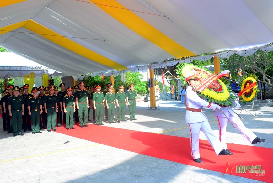 Defense Leaders Pay Tribute To Fallen Soldiers