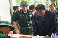 Quang Binh: Eight distressed fishermen saved at sea
