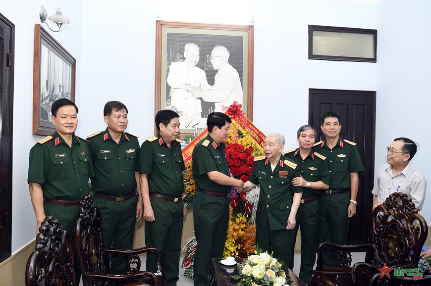 General Luong Cuong congratulates General Nguyen Quyet on his 100th ...