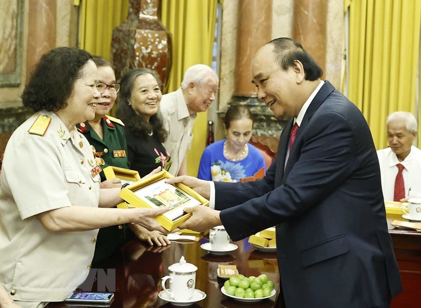 President meets cadres who once served late President Ho Chi Minh