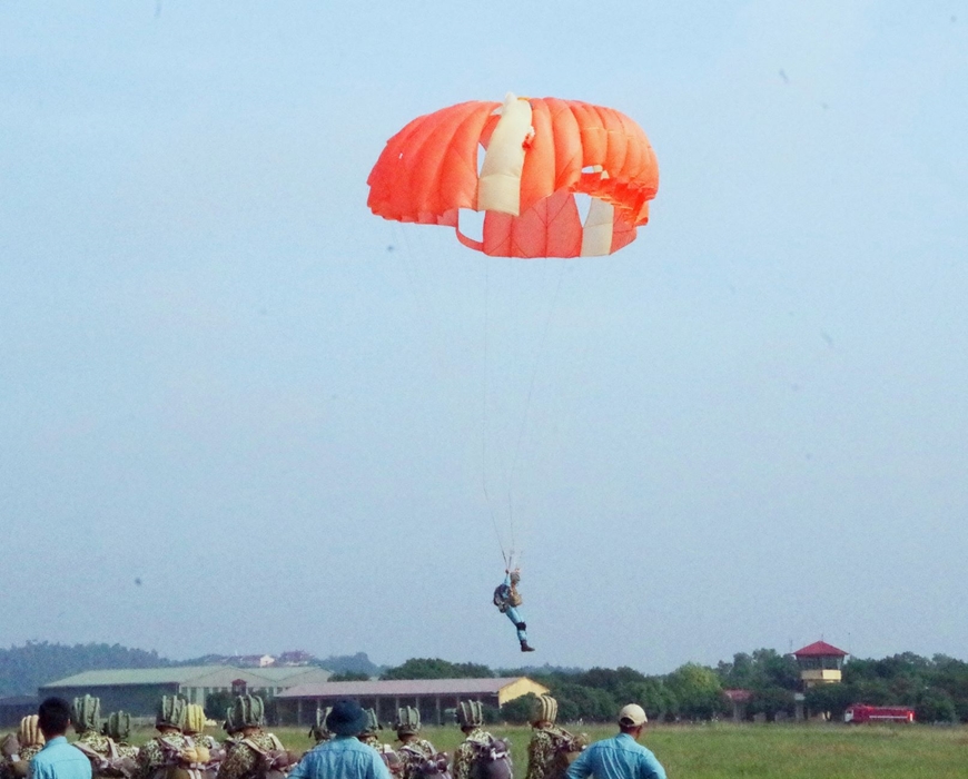 Graduate Parachuting In Flight crew master parachuting skills