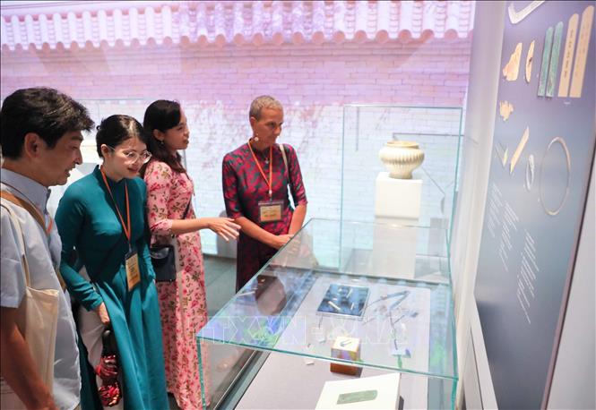 Exhibition displays treasures of Thang Long Imperial Palace