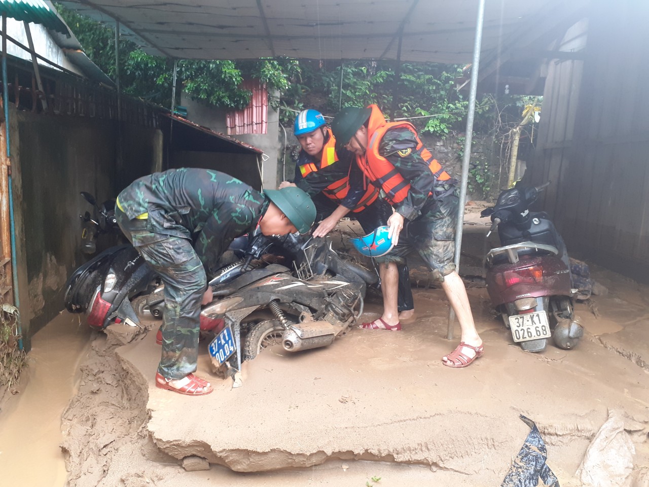 Troops promptly lend hands to overcome consequences of flash flood in ...
