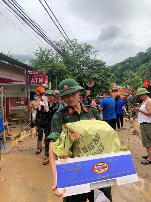 Troops promptly lend hands to overcome consequences of flash flood in ...