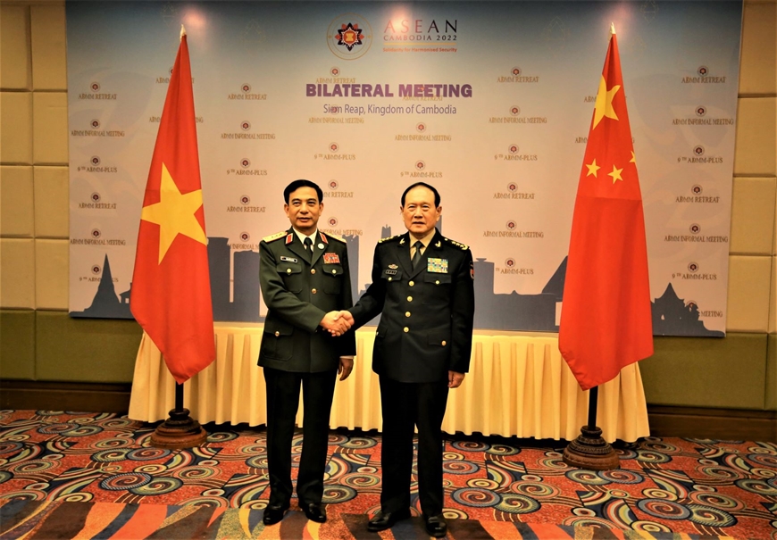 Vietnamese and Chinese defense ministers meet in Cambodia