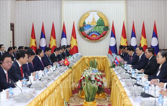 Vietnamese, Lao Prime Ministers hold talks in Vientiane