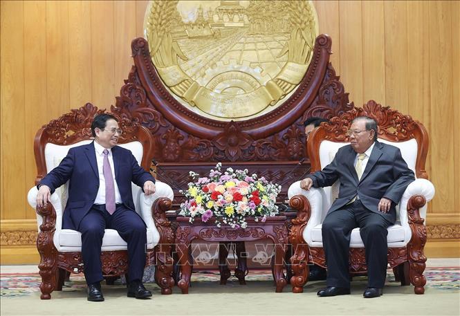 Prime Minister Pham Minh Chinh visits former leaders of Laos