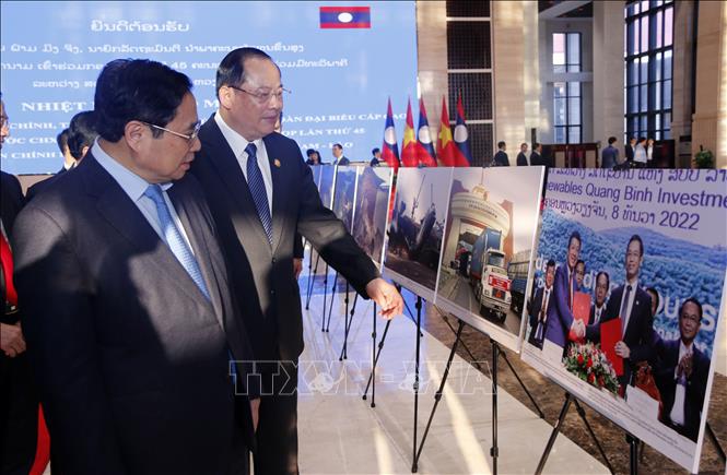 Prime Ministers of Vietnam, Laos visit photo exhibition on achievements ...
