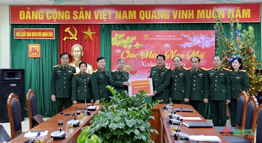 Leaders of GDP and General Staff pay New Year visits to units