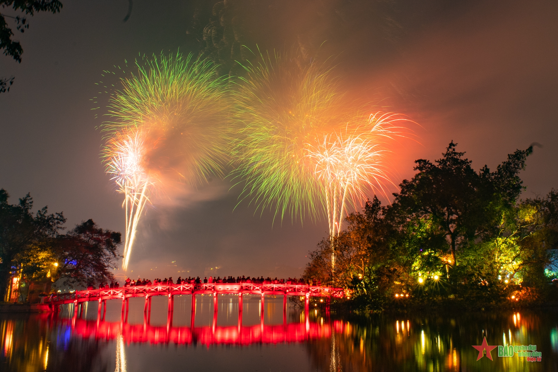 Colorful fireworks display in Hanoi to welcome lunar New Year 2023