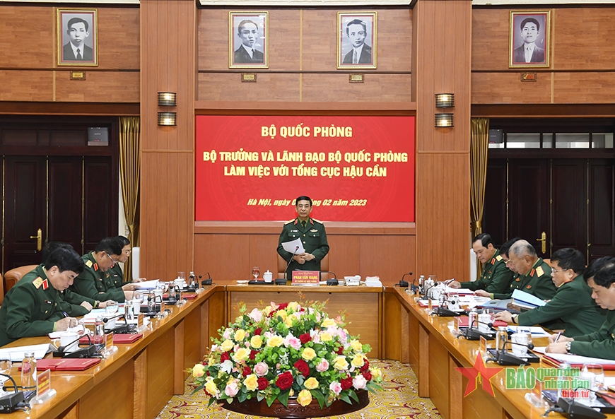 Defense Minister works with General Department of Logistics