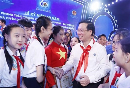 President honors outstanding children in "Thousands of Good Deeds" movement