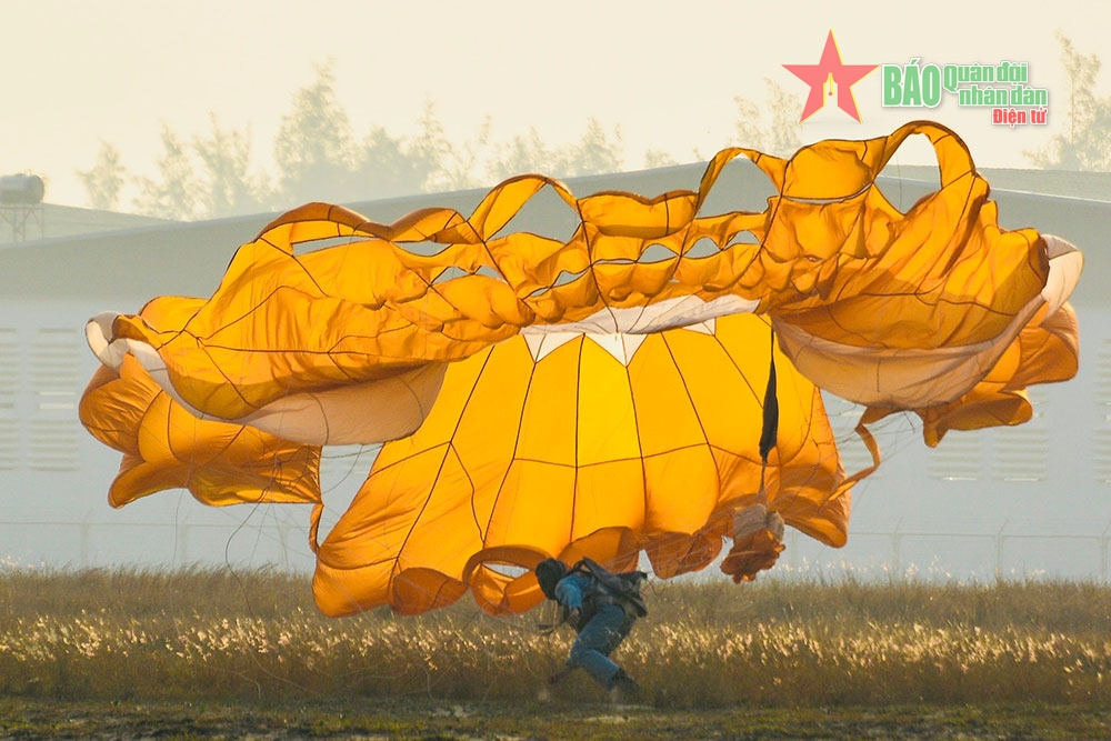 Paratroopers in exercise