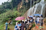 Moc Chau attracts visitors during holiday
