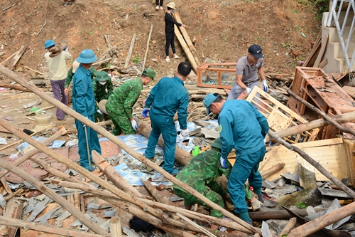 Troops and militiamen help local people surmount disaster aftermaths