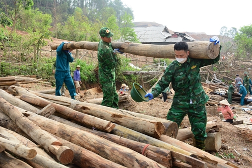 Troops and militiamen help local people surmount disaster aftermaths