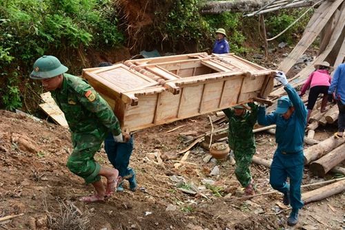 Troops and militiamen help local people surmount disaster aftermaths