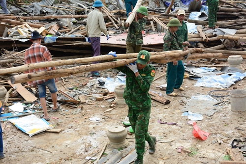 Troops and militiamen help local people surmount disaster aftermaths