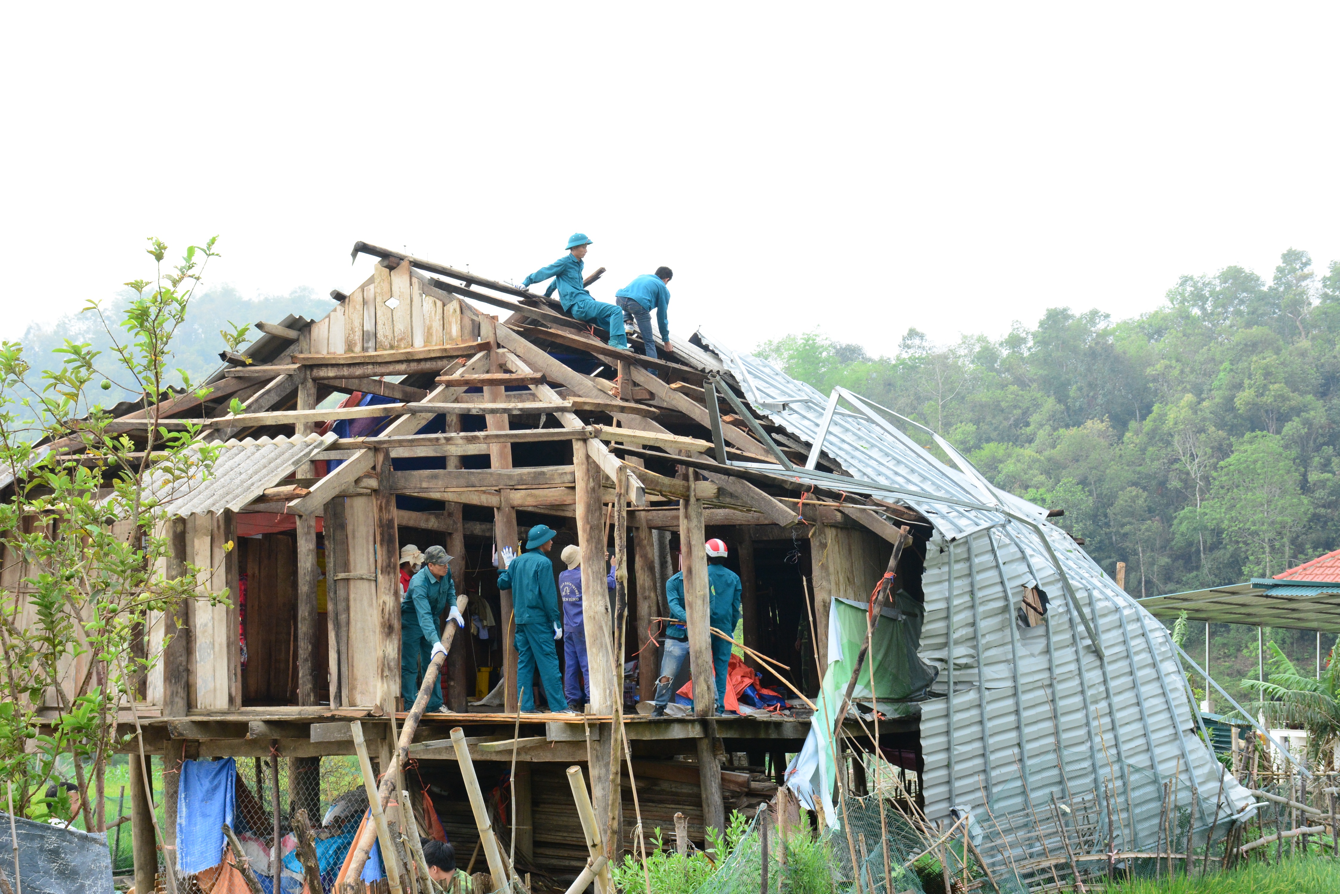 Troops and militiamen help local people surmount disaster aftermaths