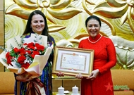 Friendship insignia presented to U.N. Women Representative in Vietnam
