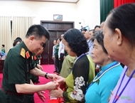 MND presents gifts to 70 revolutionary contributors in Vinh Long province