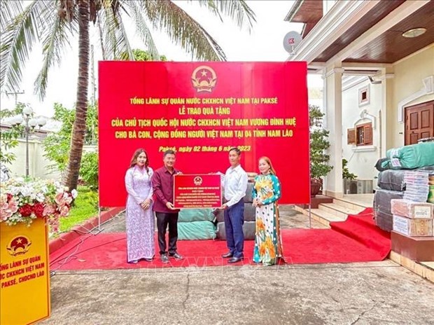 National Assembly Chairman's gifts presented to Vietnamese in four Southern provinces of Laos - Vimarsana News