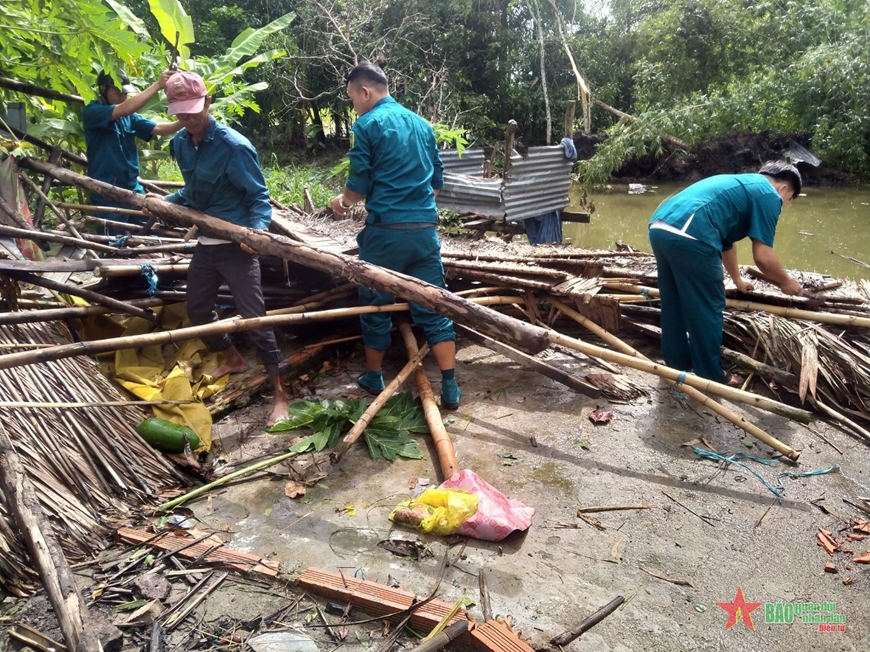 Troops help locals surmount disaster in Kien Giang