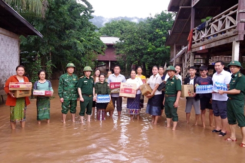 Vietnamese border guards help Lao people overcome flood consequences
